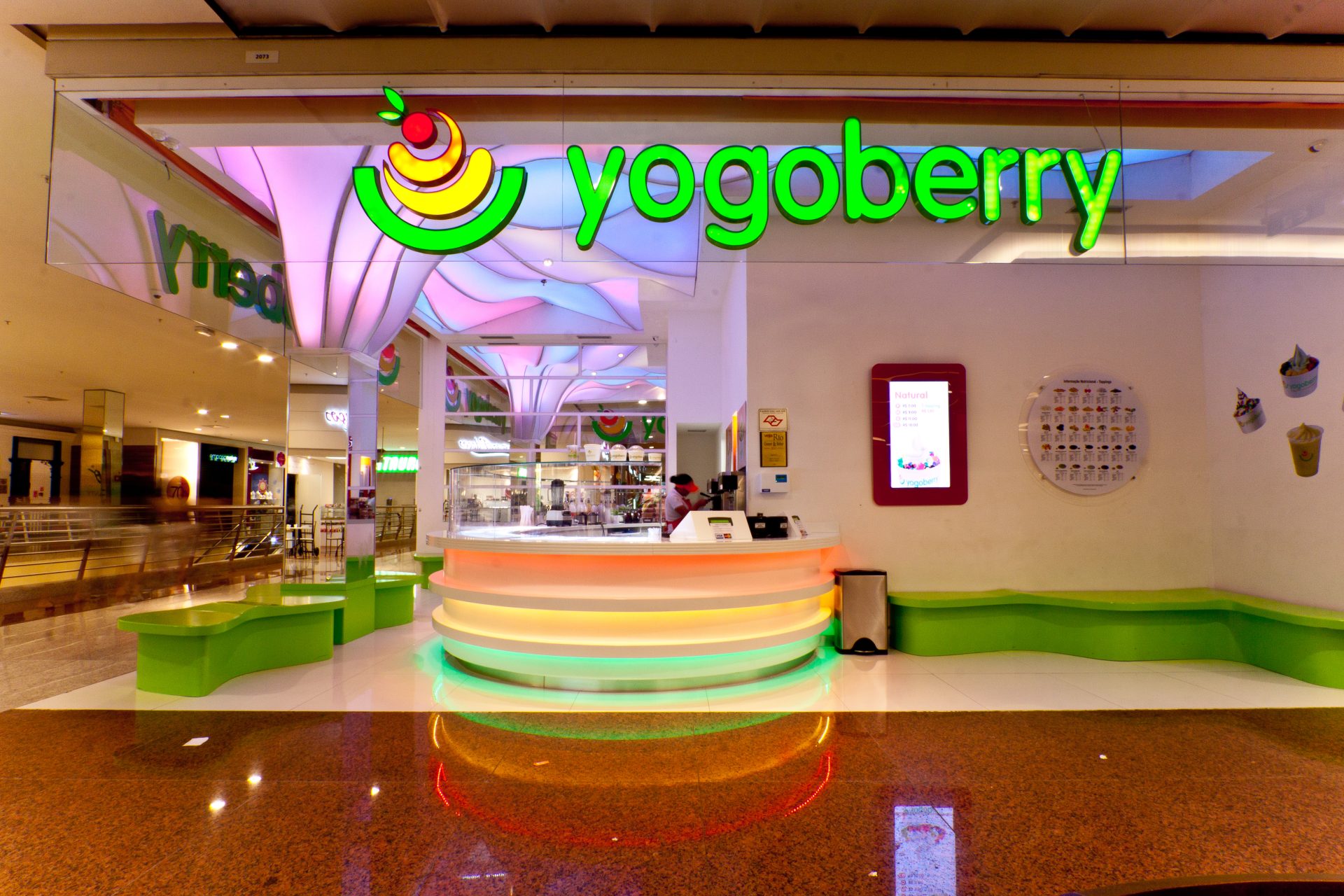 Tela tensionada em loja Yogoberry SP by Tensoflex