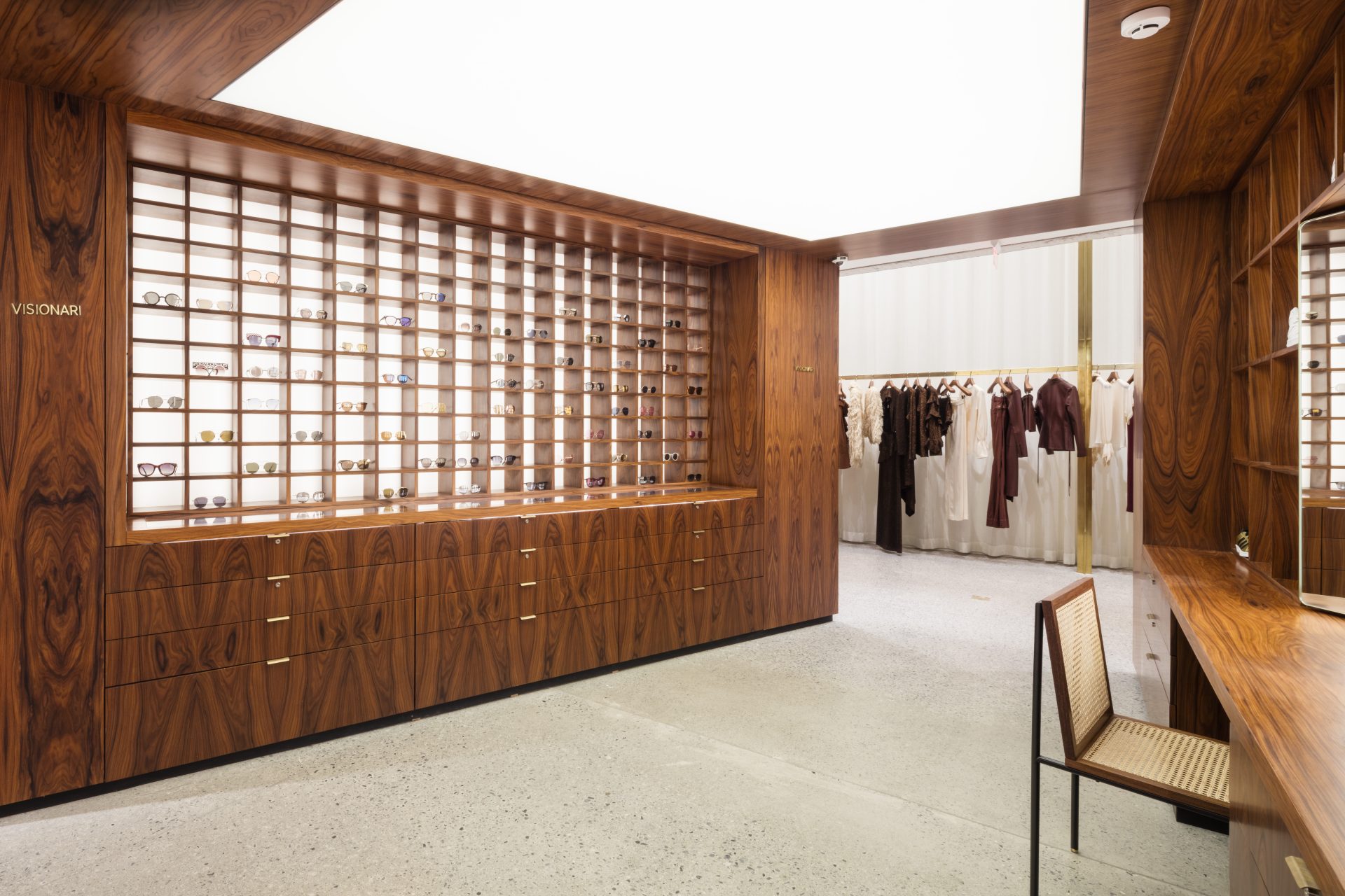 Tela tensionada em loja NK Store by Tensoflex
