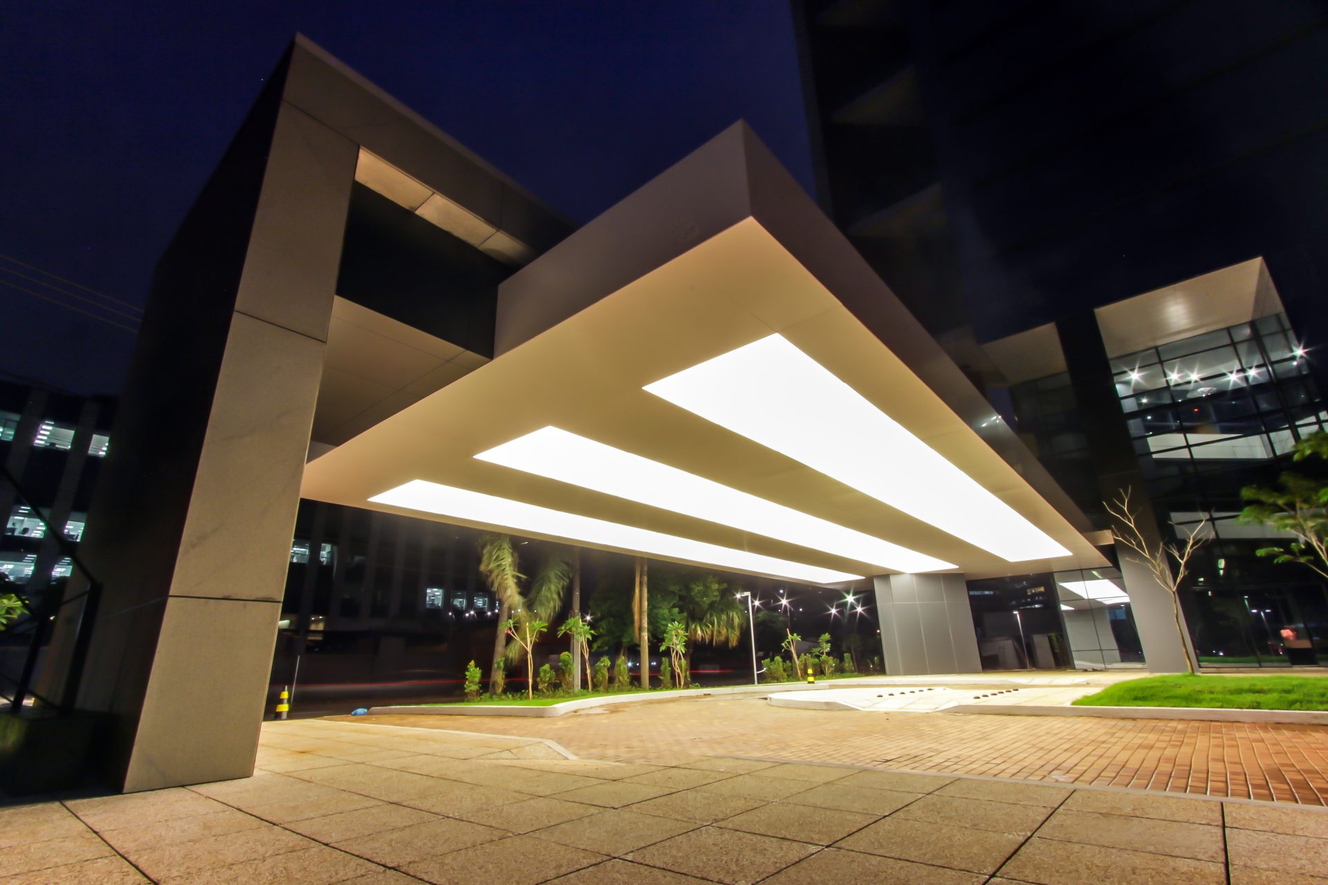 Tela tensionada em Marquise, projeto Ventur Faria Lima by Tensoflex